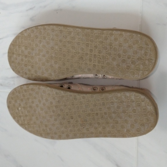 Light and comfy Sanuk Slip-ons - Picture 2 of 6